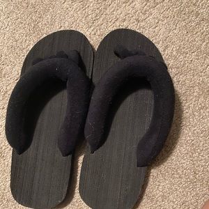 NWOT - Size 5 pedi slippers